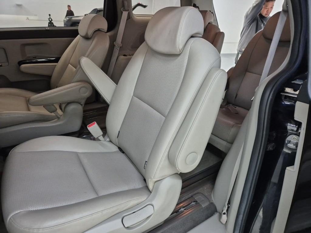 KIA Carnival - Vista 7