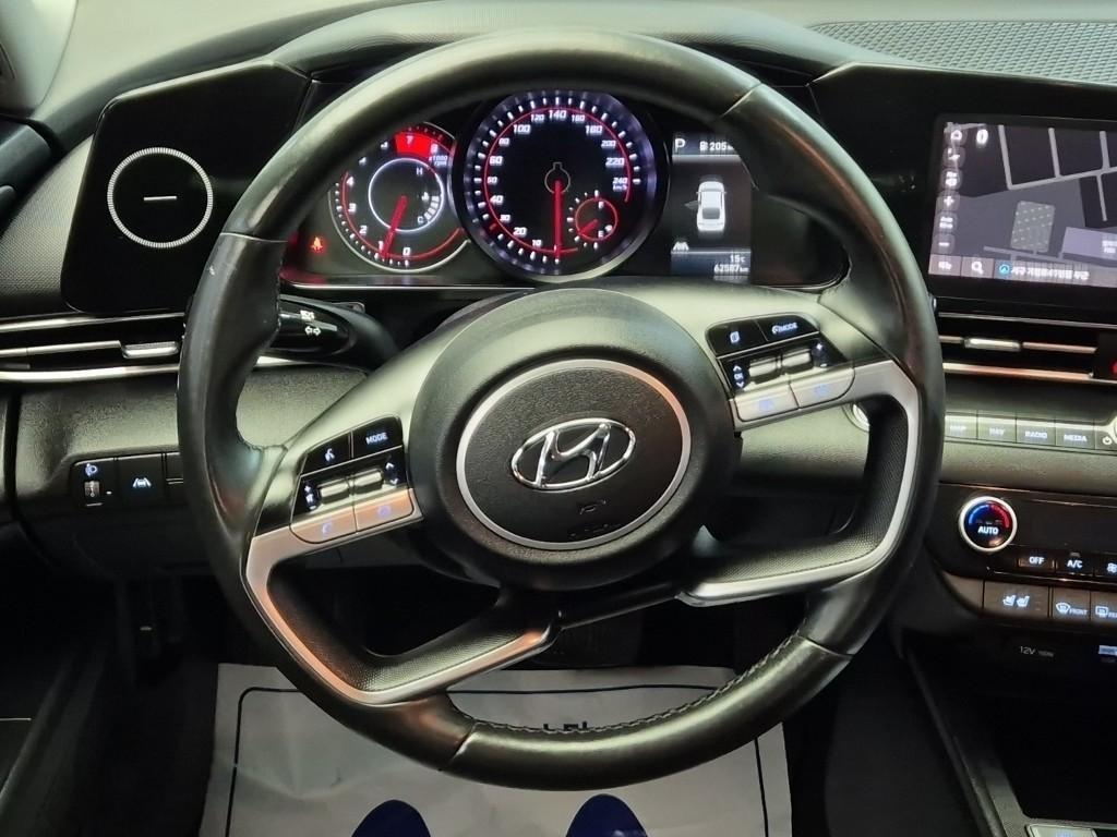 HYUNDAI Avante - Vista 9
