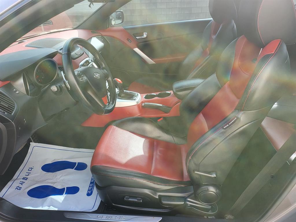 HYUNDAI Genesis - Vista 5