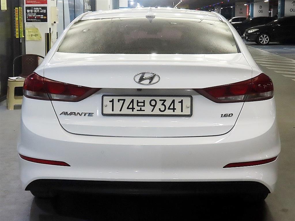 HYUNDAI Avante - Vista 5