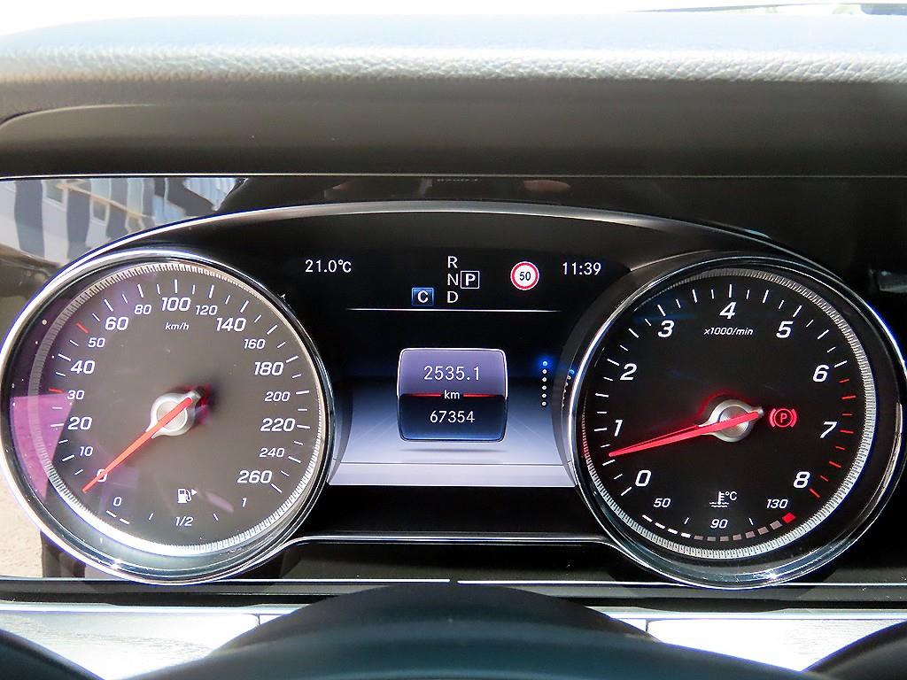 Mercedes Benz E class - Vista 9