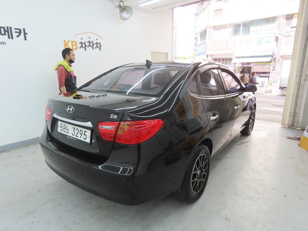 HYUNDAI Avante - Vista 3