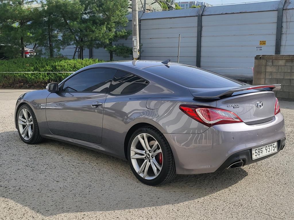 HYUNDAI Genesis - Vista 3