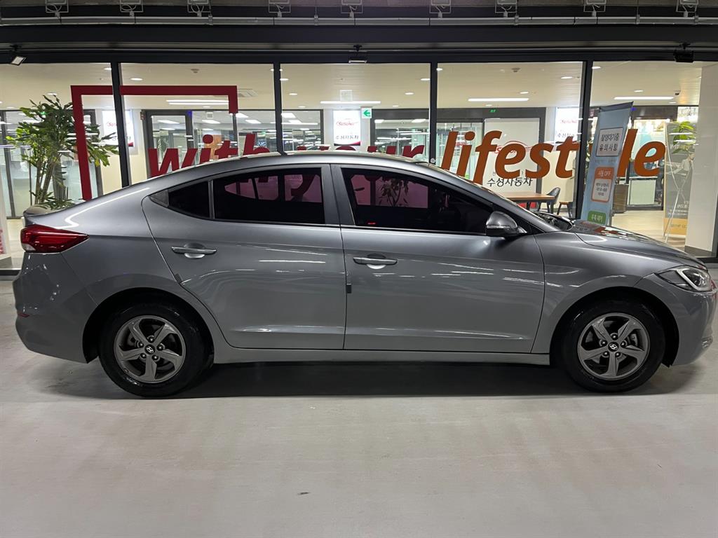 HYUNDAI Avante - Vista 3
