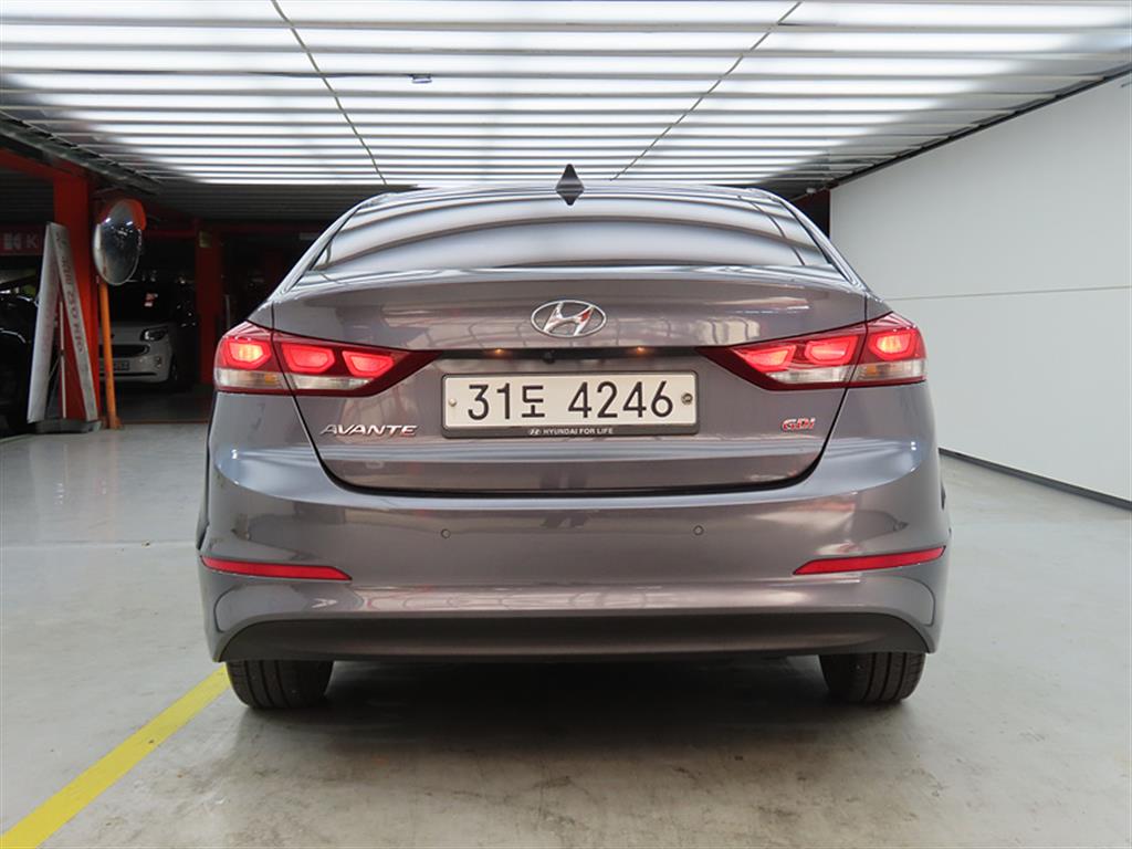 HYUNDAI Avante - Vista 3