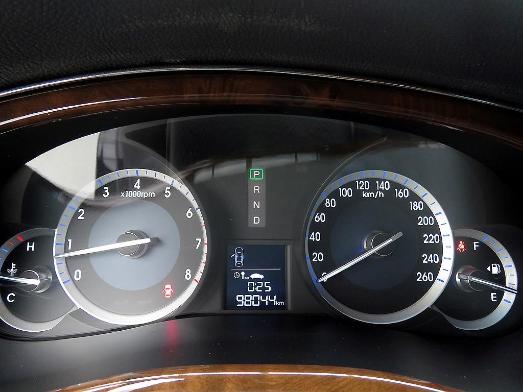 HYUNDAI Genesis - Vista 10