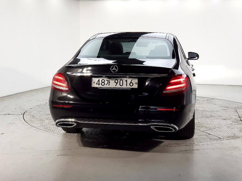 Mercedes Benz E class - Vista 3