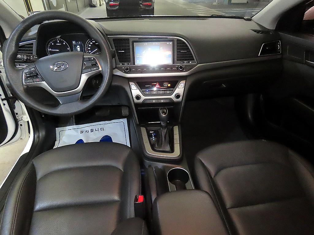 HYUNDAI Avante - Vista 10