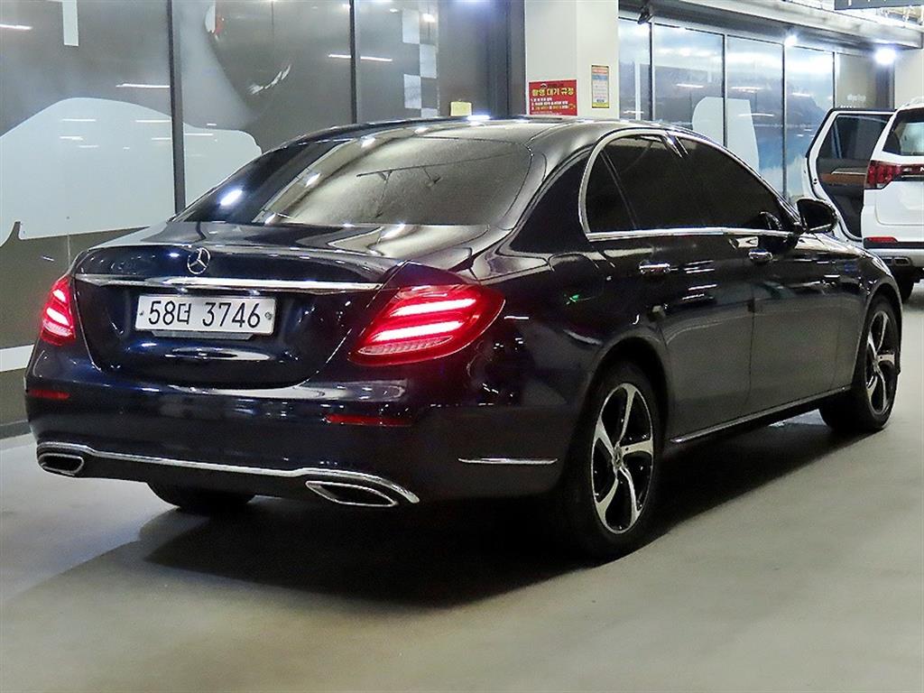 Mercedes Benz E class - Vista 4