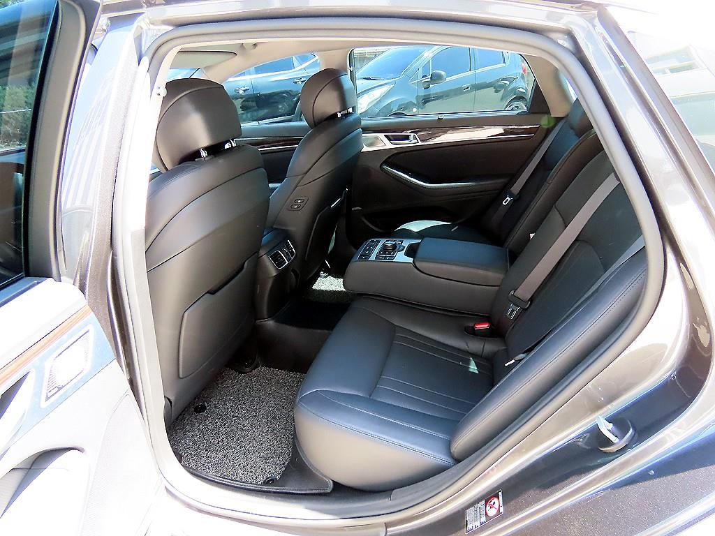 Genesis G80 - Vista 6