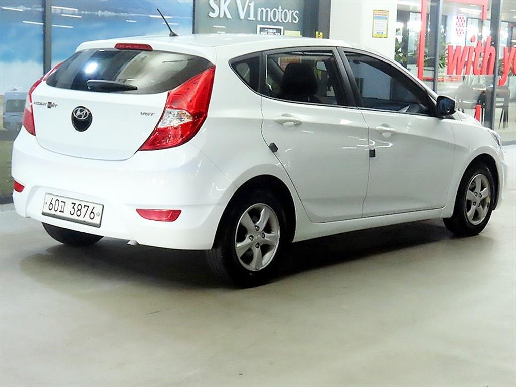 HYUNDAI Accent - Vista 4
