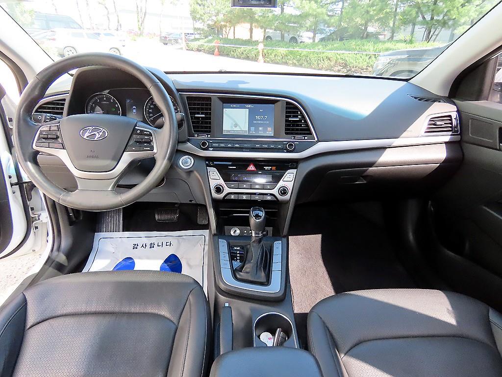 HYUNDAI Avante - Vista 7