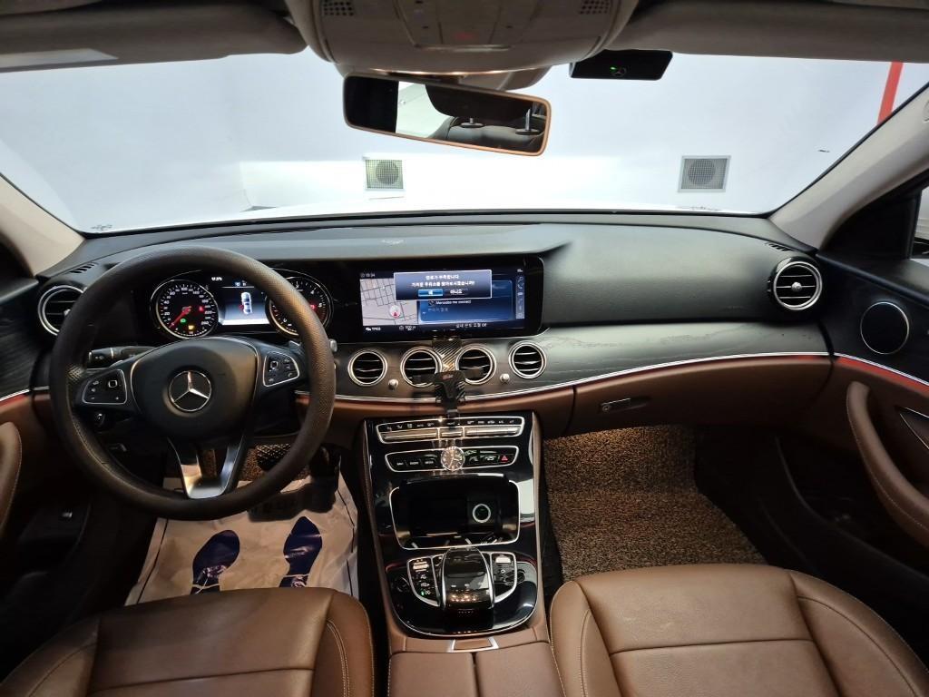 Mercedes Benz E class - Vista 7