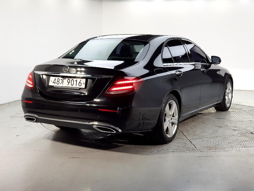 Mercedes Benz E class - Vista 4