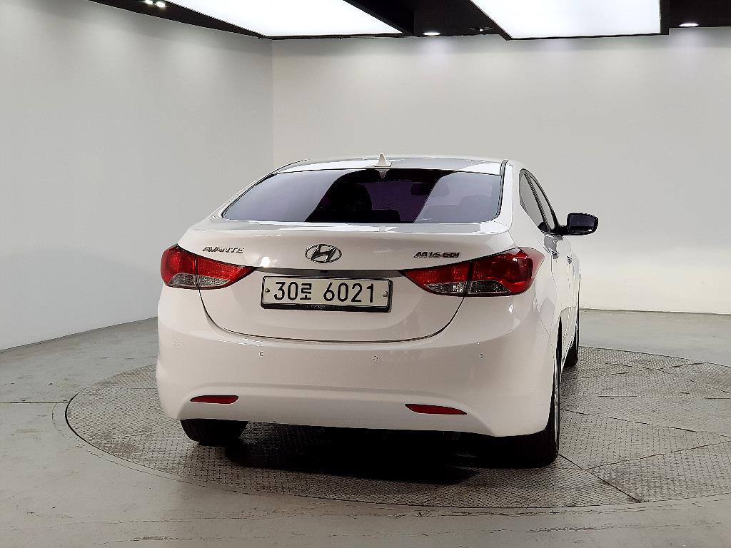 HYUNDAI Avante - Vista 3