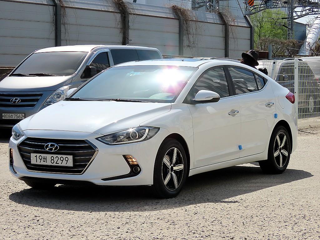 HYUNDAI Avante - Vista 2