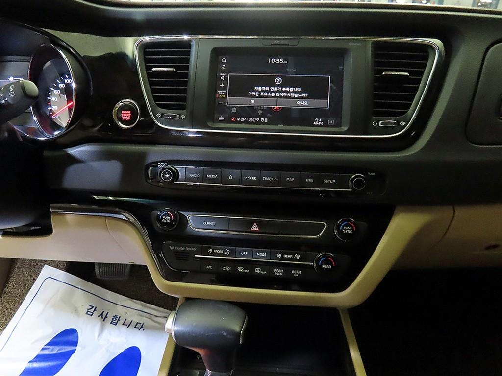 KIA Carnival - Vista 11