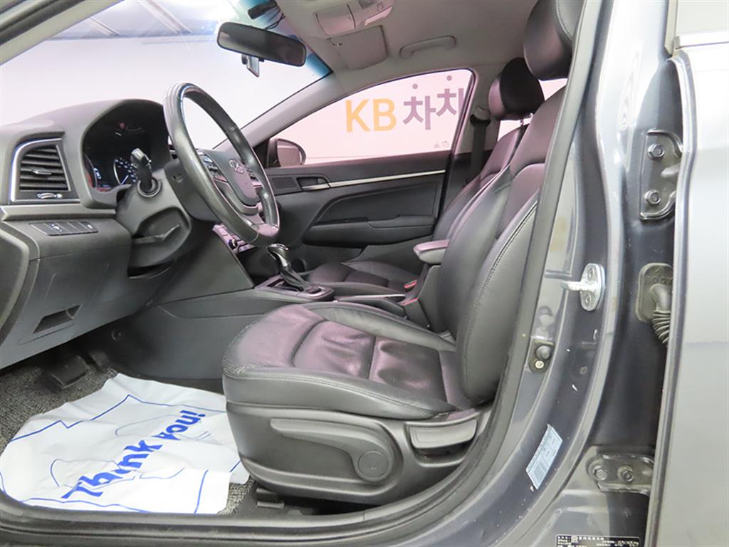 HYUNDAI Avante - Vista 5