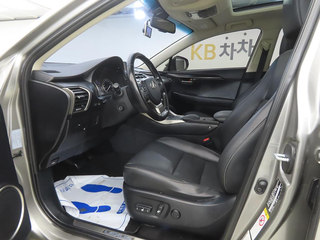 Lexus NX - Vista 5