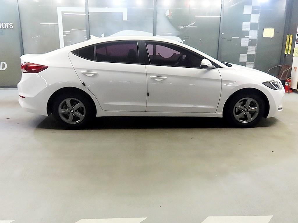 HYUNDAI Avante - Vista 3