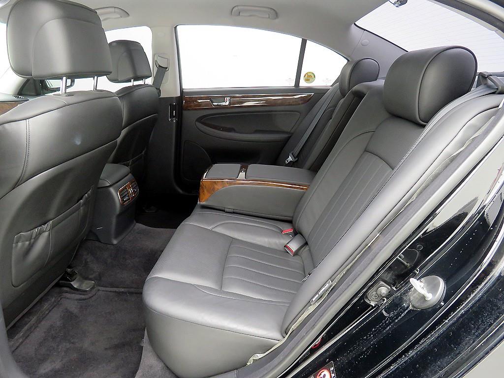 HYUNDAI Genesis - Vista 6