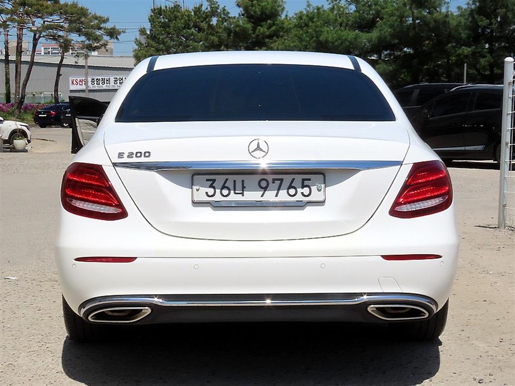 Mercedes Benz E class - Vista 4