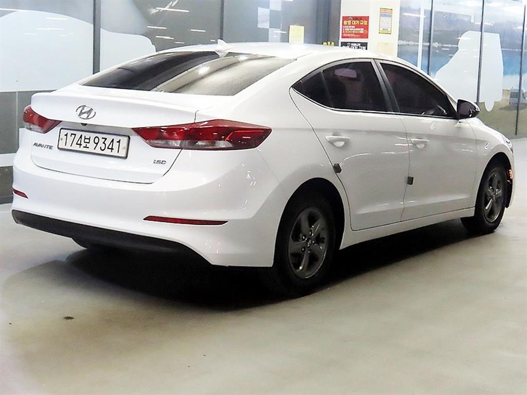 HYUNDAI Avante - Vista 4