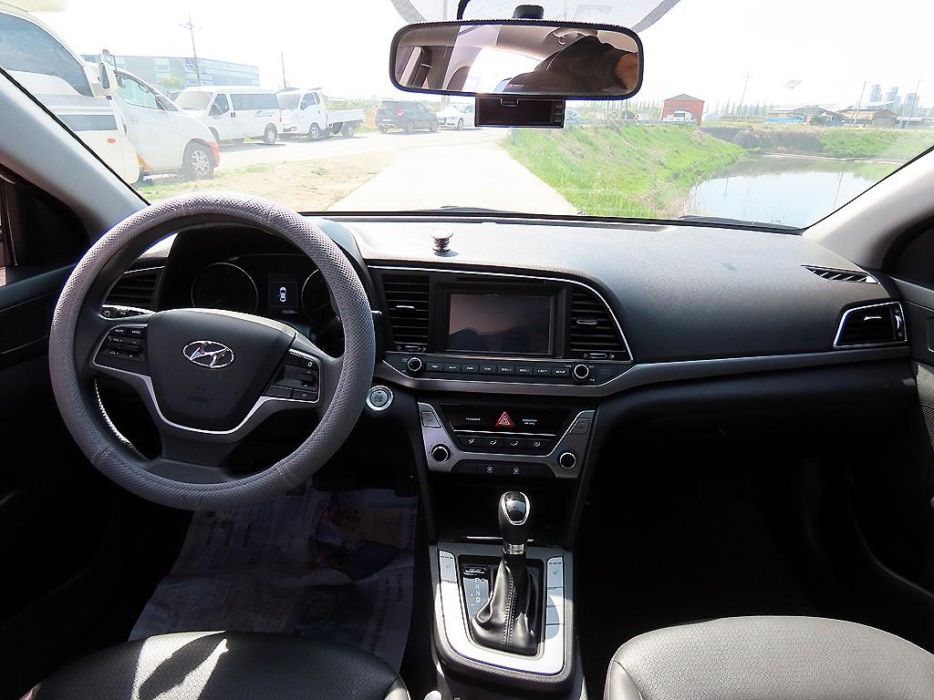 HYUNDAI Avante - Vista 9
