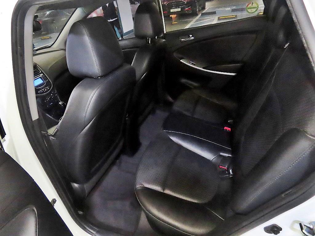 HYUNDAI Accent - Vista 7