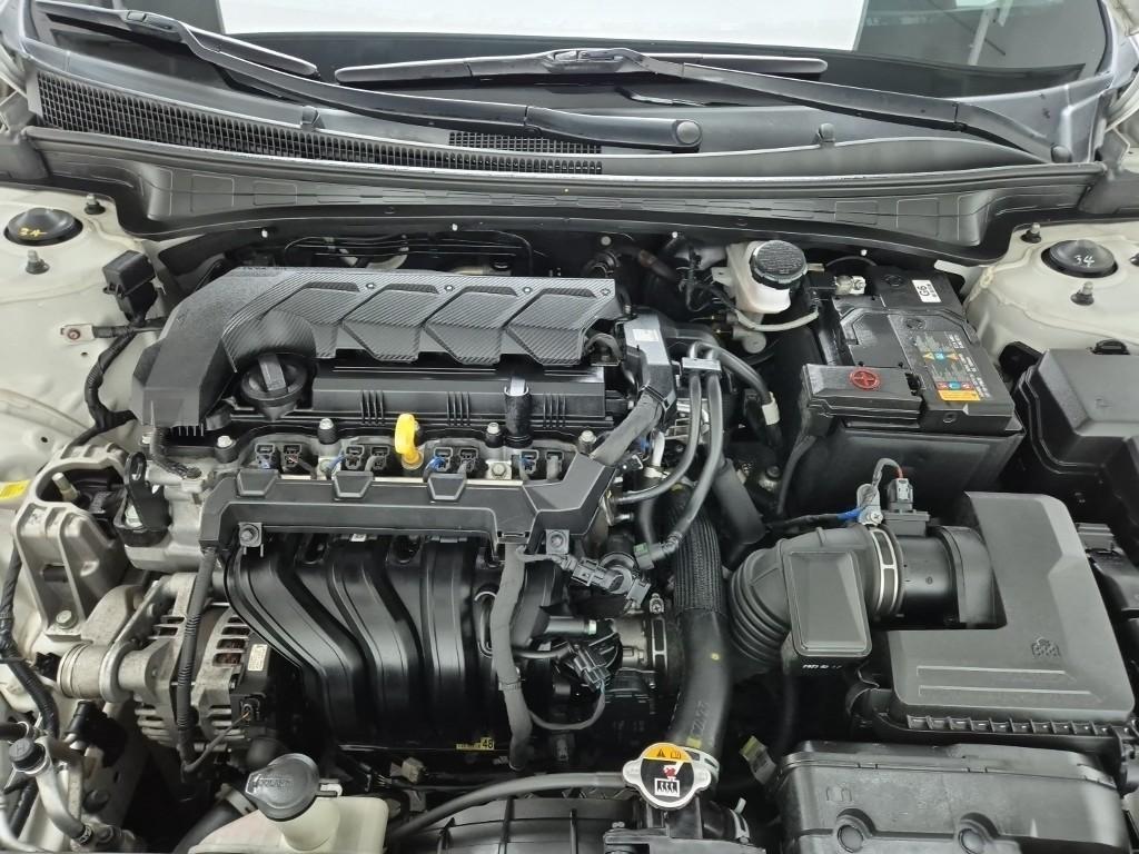 HYUNDAI Avante - Vista 5