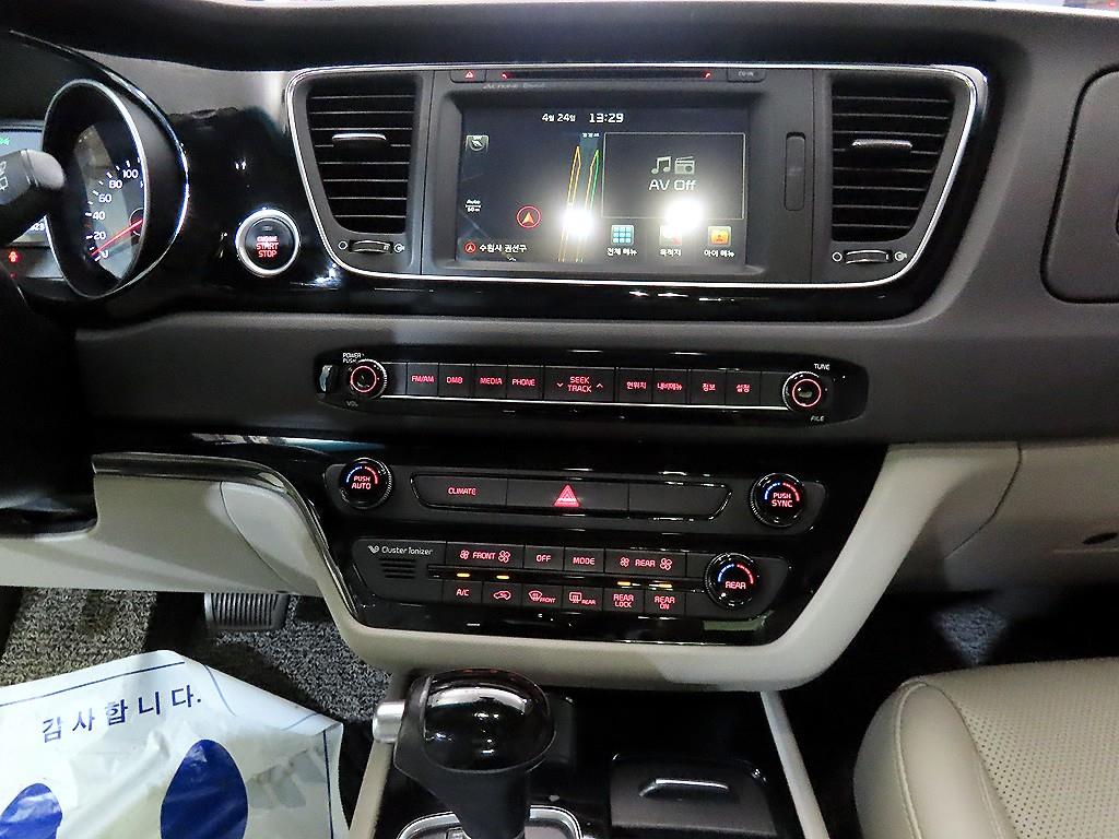 KIA Carnival - Vista 11