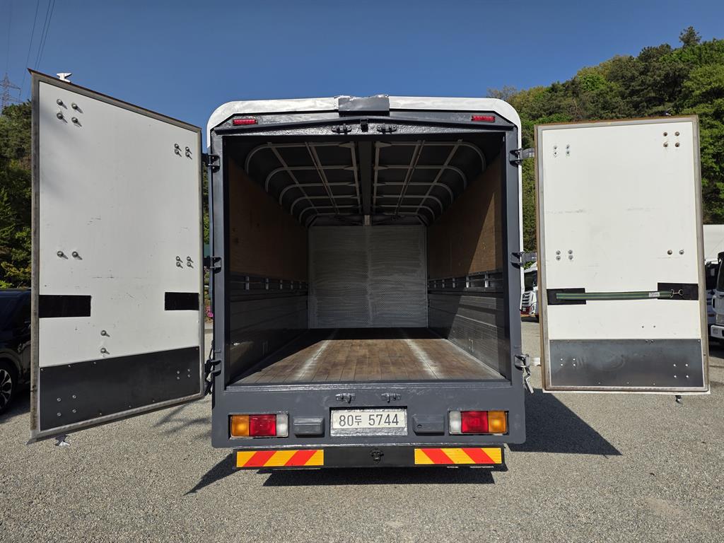 medium and large cargo truck - Vista 7