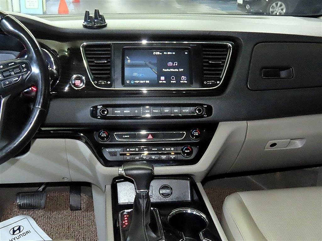 KIA Carnival - Vista 11