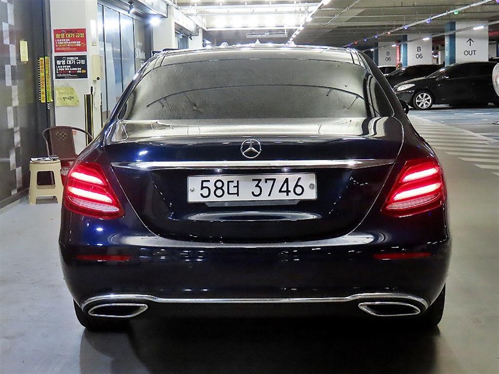 Mercedes Benz E class - Vista 5
