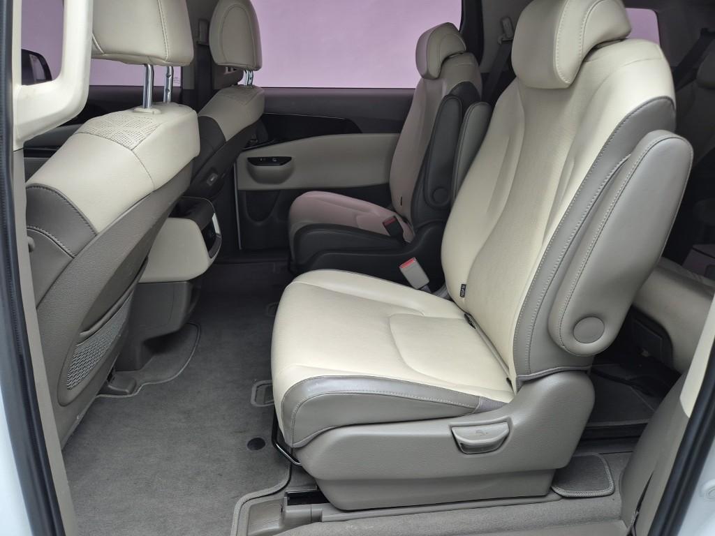 KIA Carnival - Vista 12