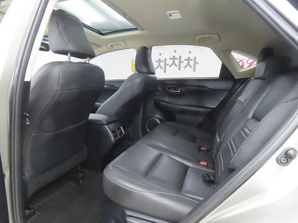 Lexus NX - Vista 6