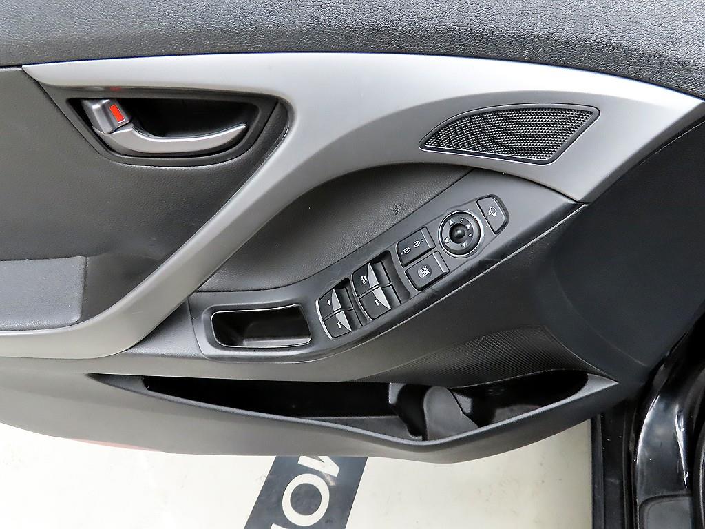 HYUNDAI Avante - Vista 11