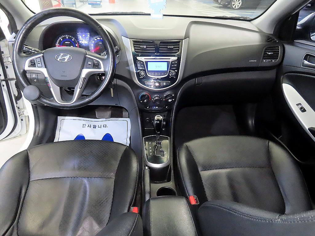 HYUNDAI Accent - Vista 10