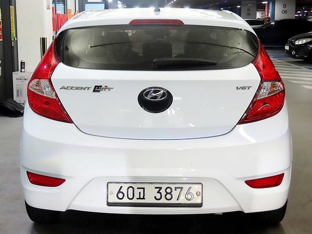 HYUNDAI Accent - Vista 5