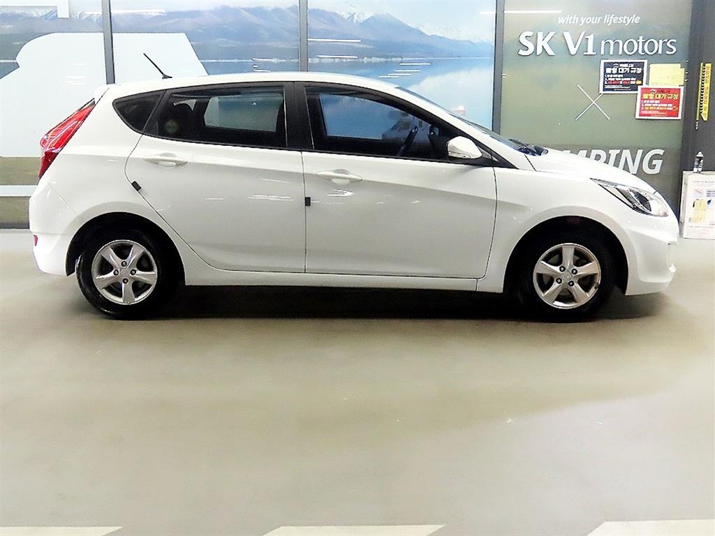 HYUNDAI Accent - Vista 3