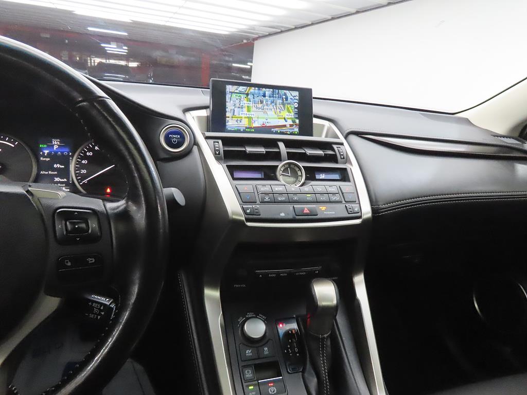 Lexus NX - Vista 10