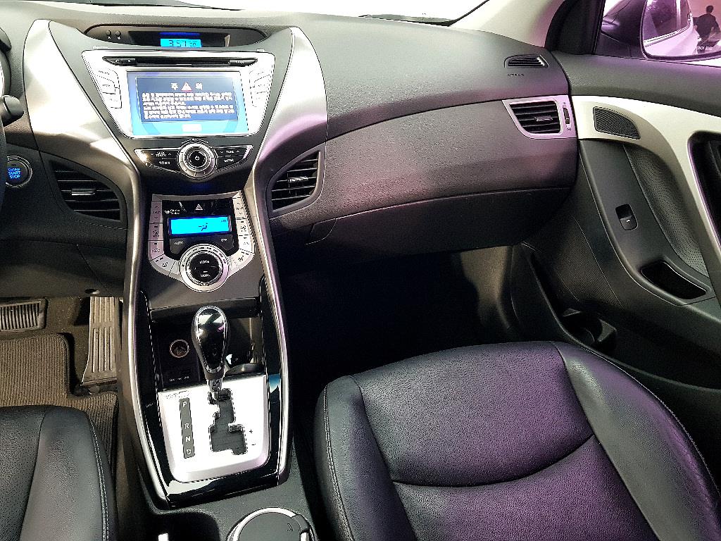 HYUNDAI Avante - Vista 10