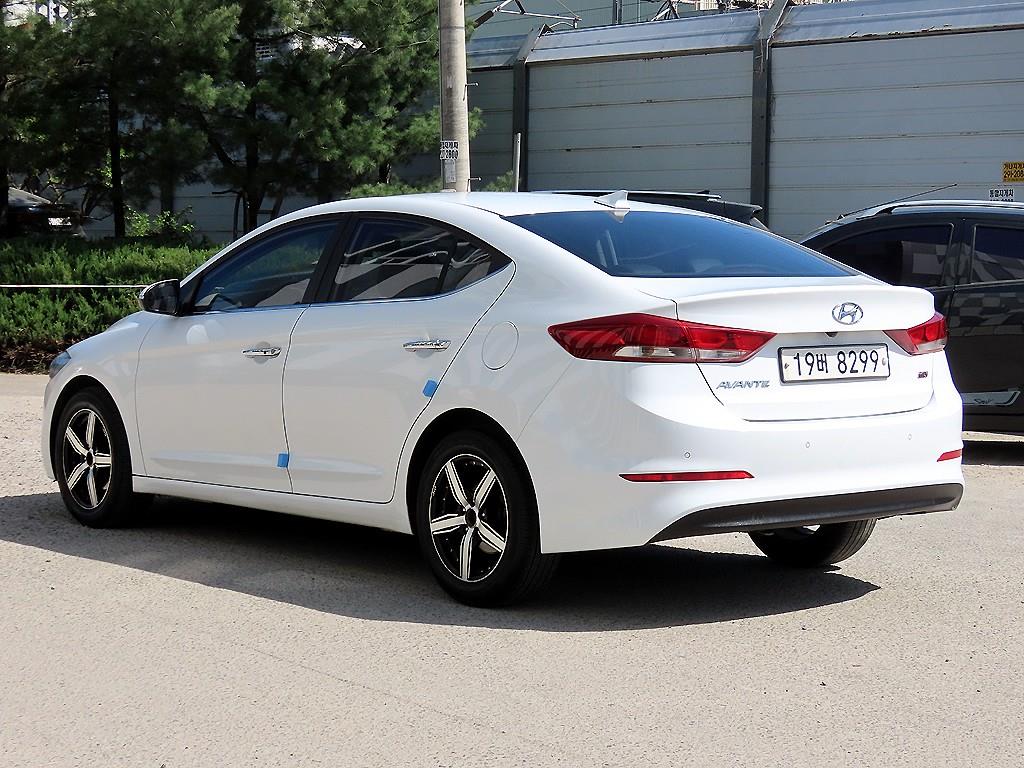 HYUNDAI Avante - Vista 3