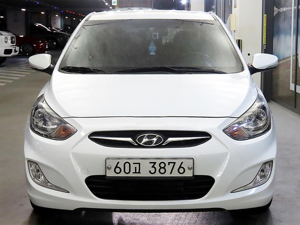 HYUNDAI Accent - Vista 2