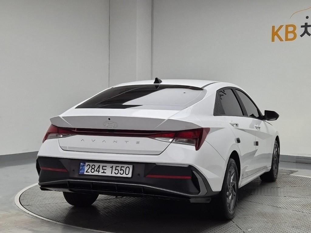 HYUNDAI Avante - Vista 3