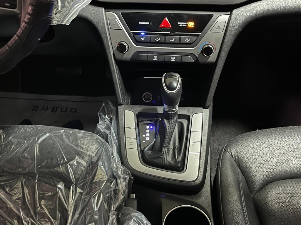HYUNDAI Avante - Vista 9