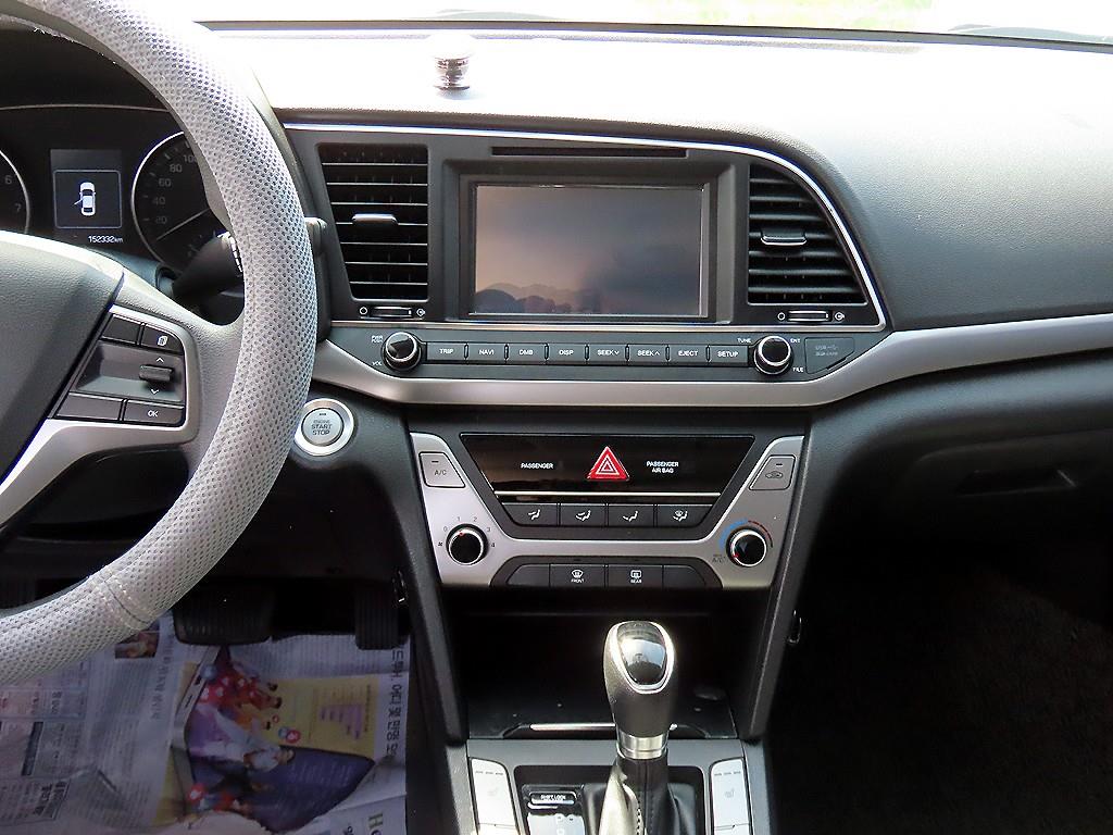 HYUNDAI Avante - Vista 10