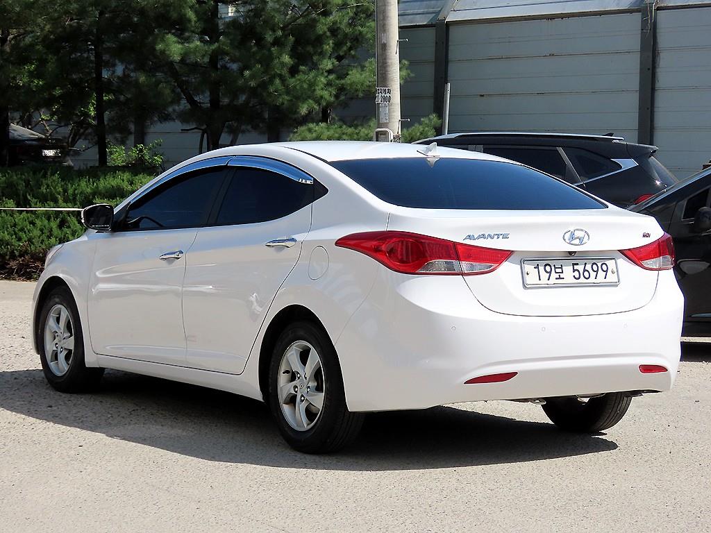 HYUNDAI Avante - Vista 3