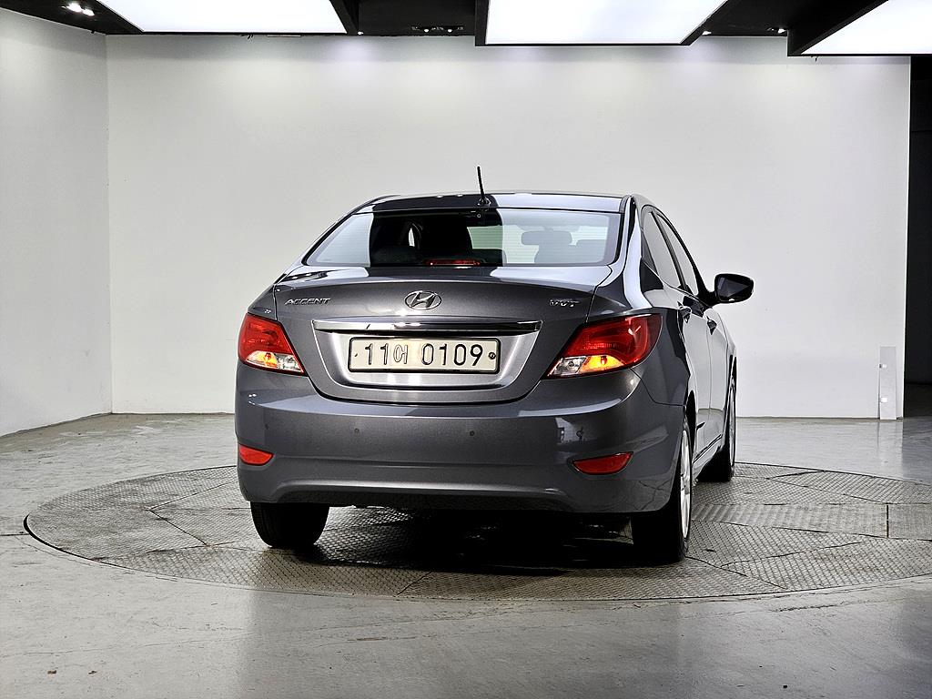 HYUNDAI Accent - Vista 3