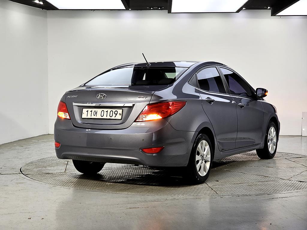 HYUNDAI Accent - Vista 4